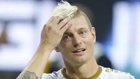 巴塞罗那核心加维受伤，费尔明伤停三周，球队战术调整应对挑战