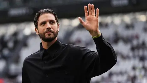 皇马盯上拜仁26岁中卫：目标2进2出等于白捡1.1亿完成重建